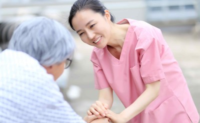 Hospital Care Solution /Enfermeira sorrindo para paciente