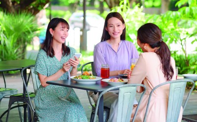 Life Care Solutions / Mulheres conversando no parque