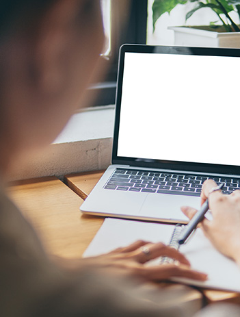 #05 Main Visual / Image of a woman listening to an online webinar