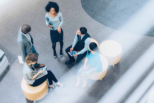 Image of Creating a Diverse and Inclusive Workplace / Diverse employees discussing